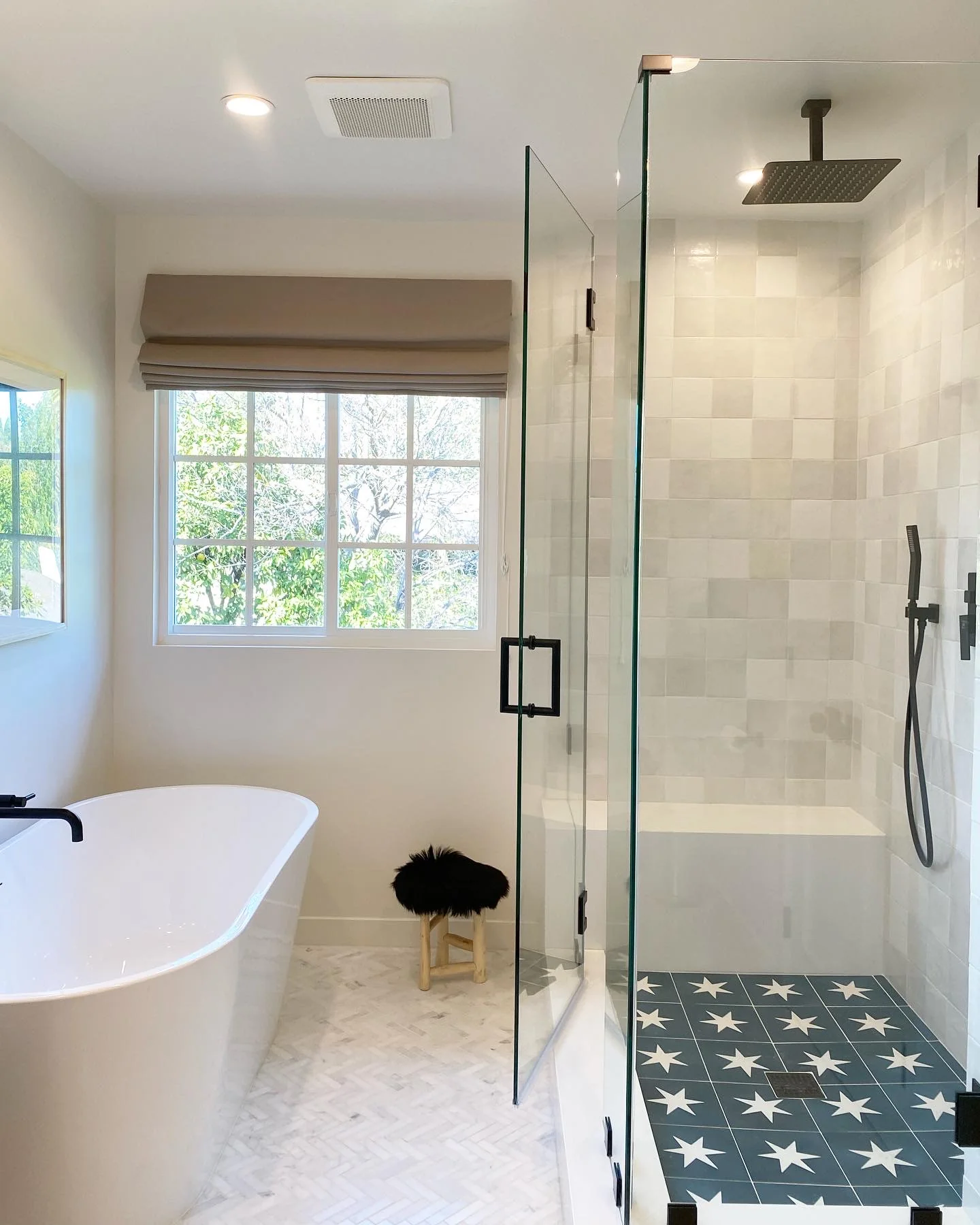 Casablanca Carrara 1x4 Herringbone Mosaic Marble Tile | Honed - Image 8