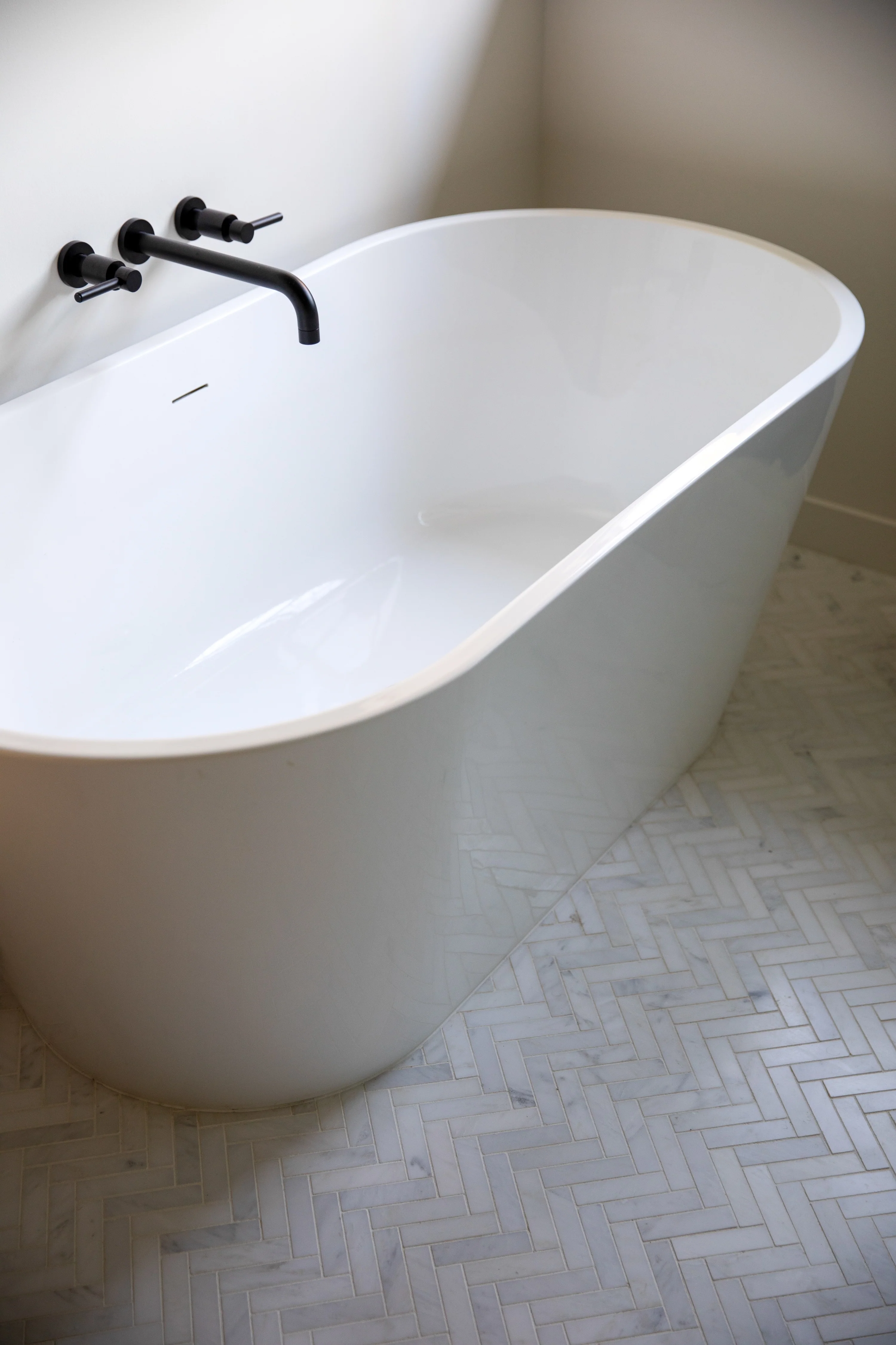 Casablanca Carrara 1x4 Herringbone Mosaic Marble Tile | Honed - Image 9