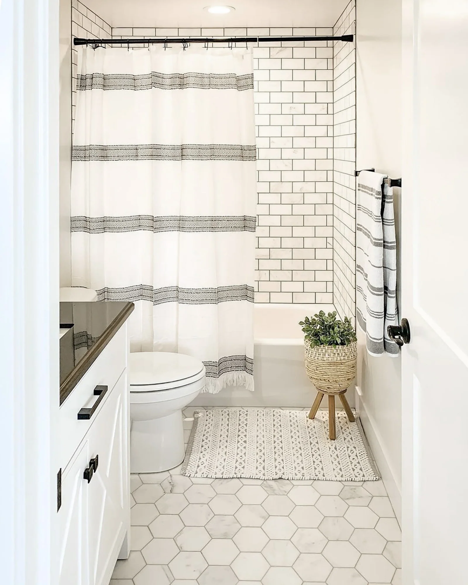 Casablanca Carrara 5 Inch Hexagon Mosaic Marble Tile | Honed - Image 9