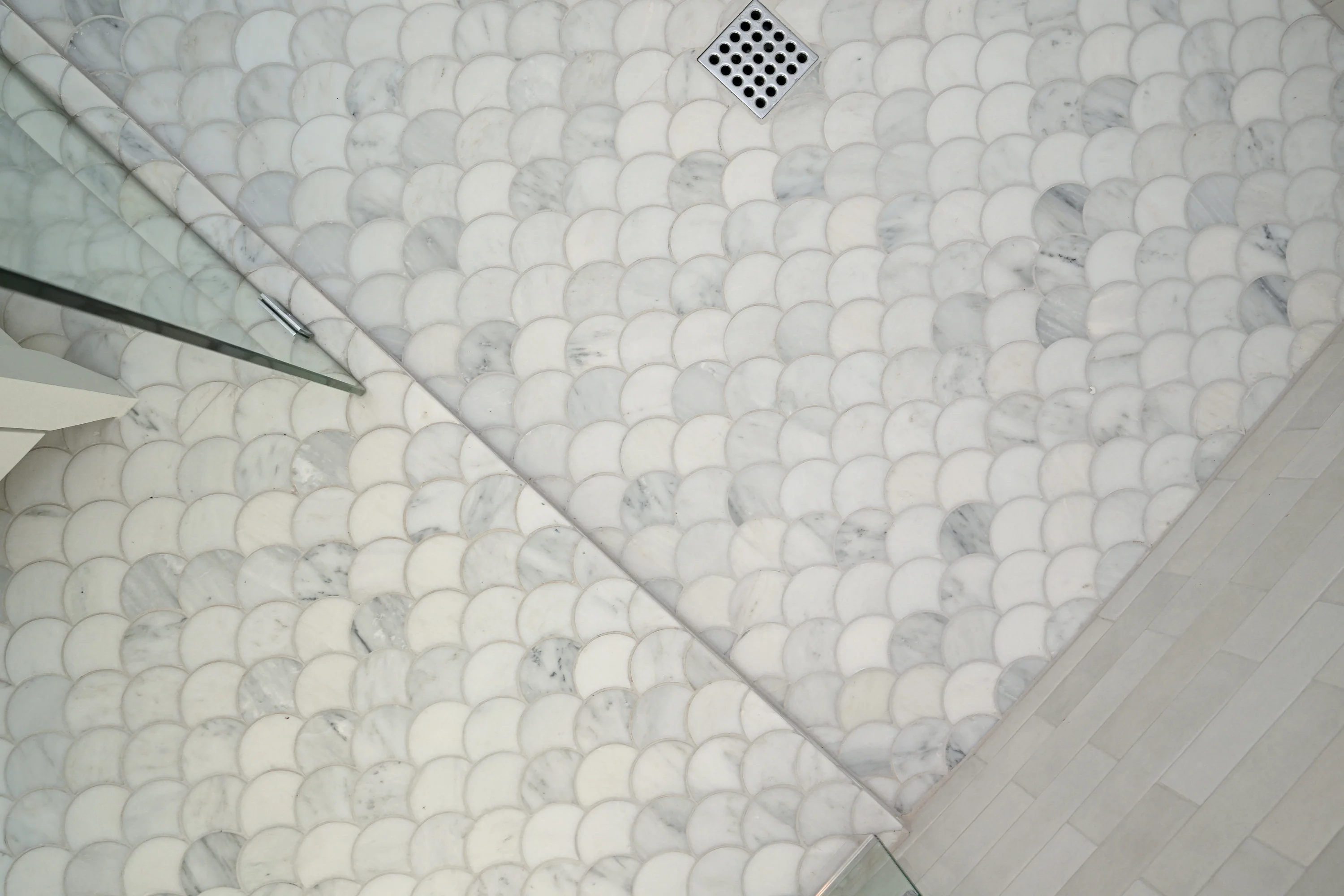 Casablanca Carrara Fish Scale Mosaic Marble Tile | Honed - Image 7